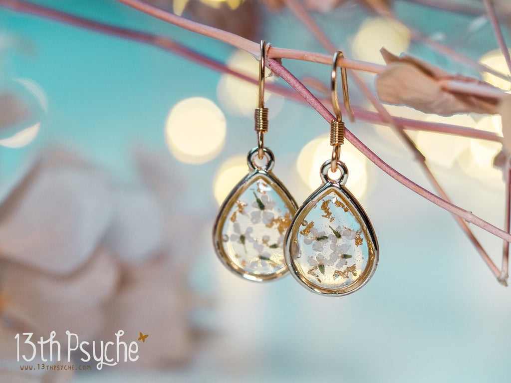 Handmade Dried white flowers and gold flakes resin teardrop earrings - 13th Psyche