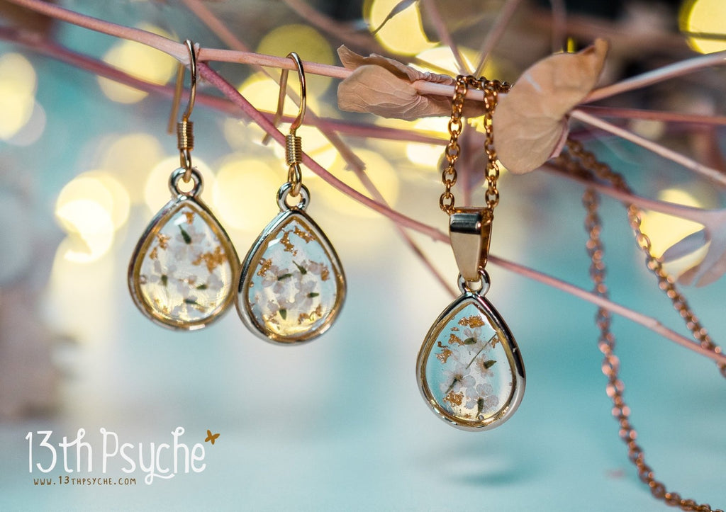 Handmade Dried white flowers and gold flakes resin teardrop jewelry set - 13th Psyche