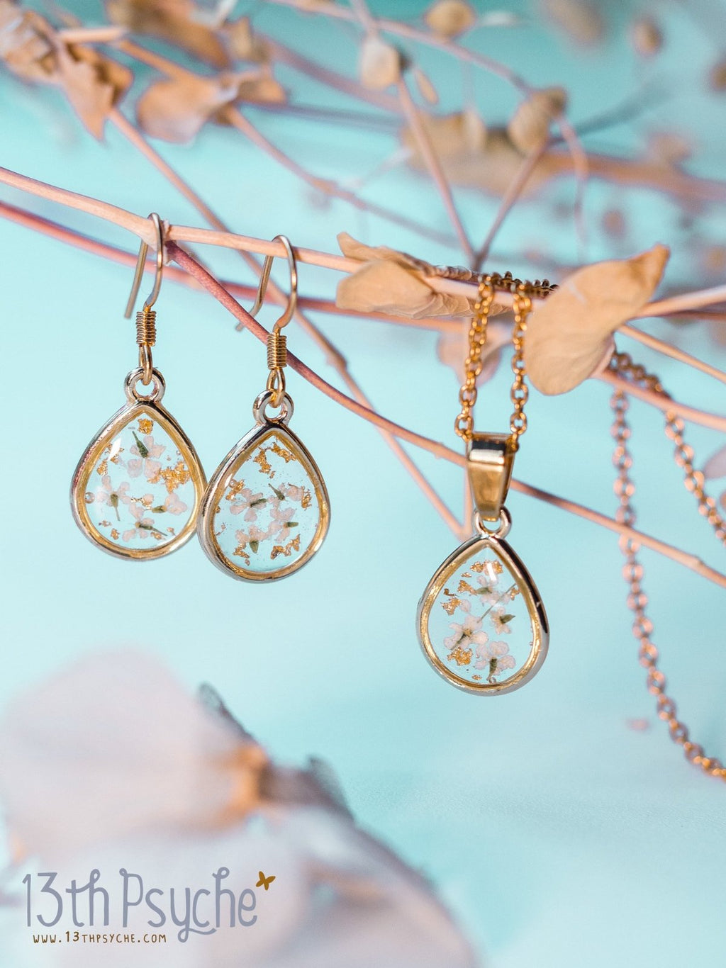 Handmade Dried white flowers and gold flakes resin teardrop jewelry set - 13th Psyche