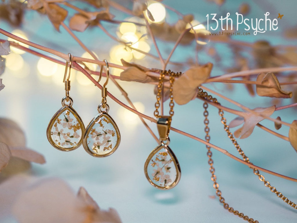 Handmade Dried white flowers and gold flakes resin teardrop earrings - 13th Psyche