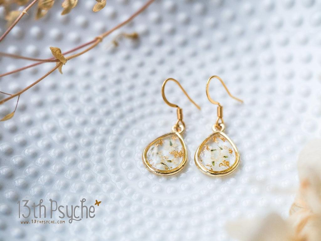 Handmade Dried white flowers and gold flakes resin teardrop earrings - 13th Psyche