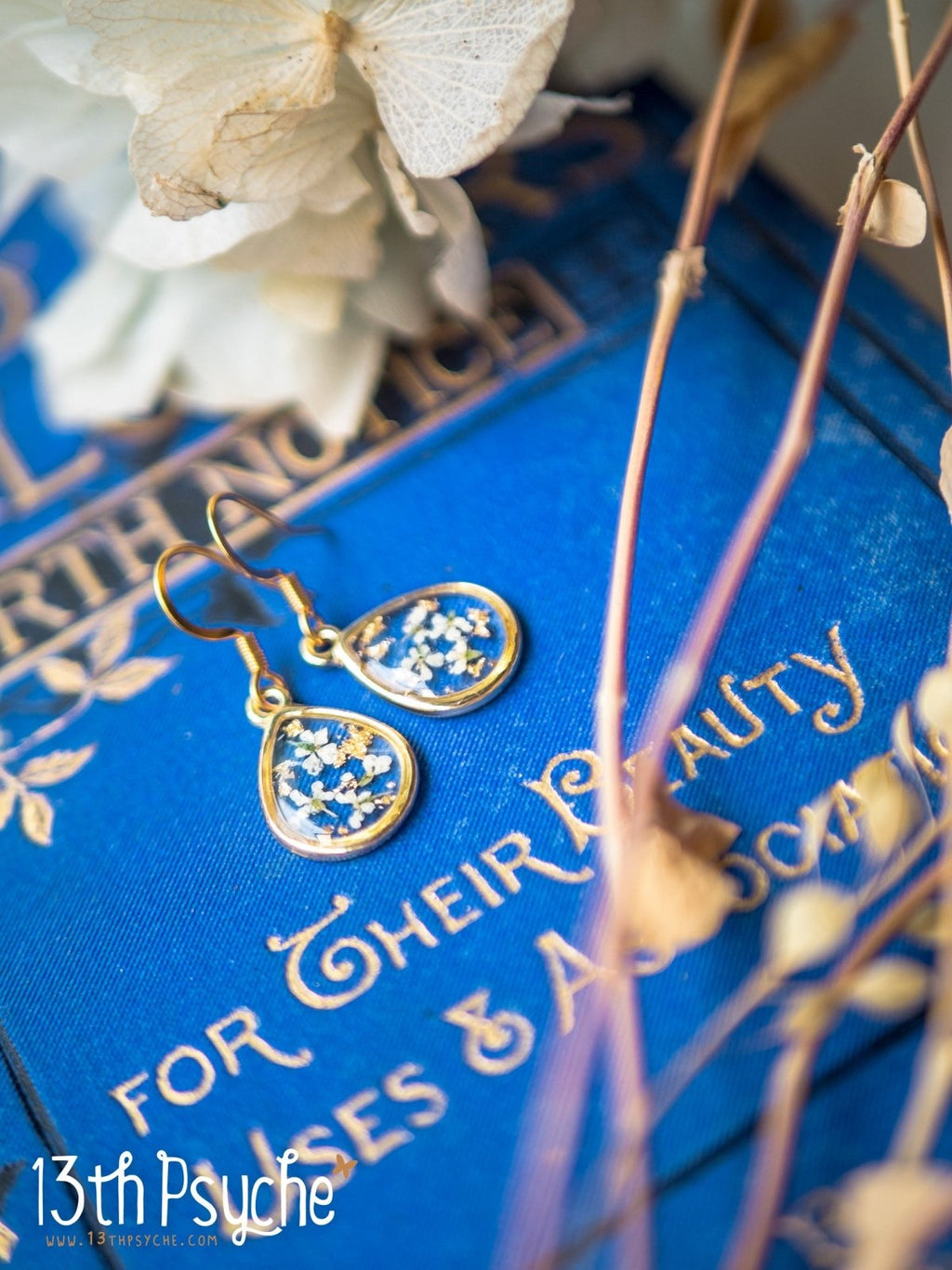 Handmade Dried white flowers and gold flakes resin teardrop earrings - 13th Psyche