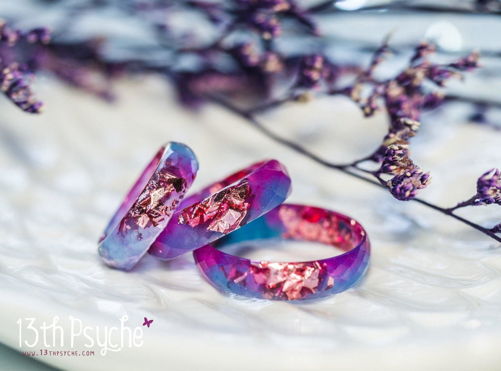 Handmade Blue and fuschia faceted resin ring with pink metallic flakes - 13th Psyche