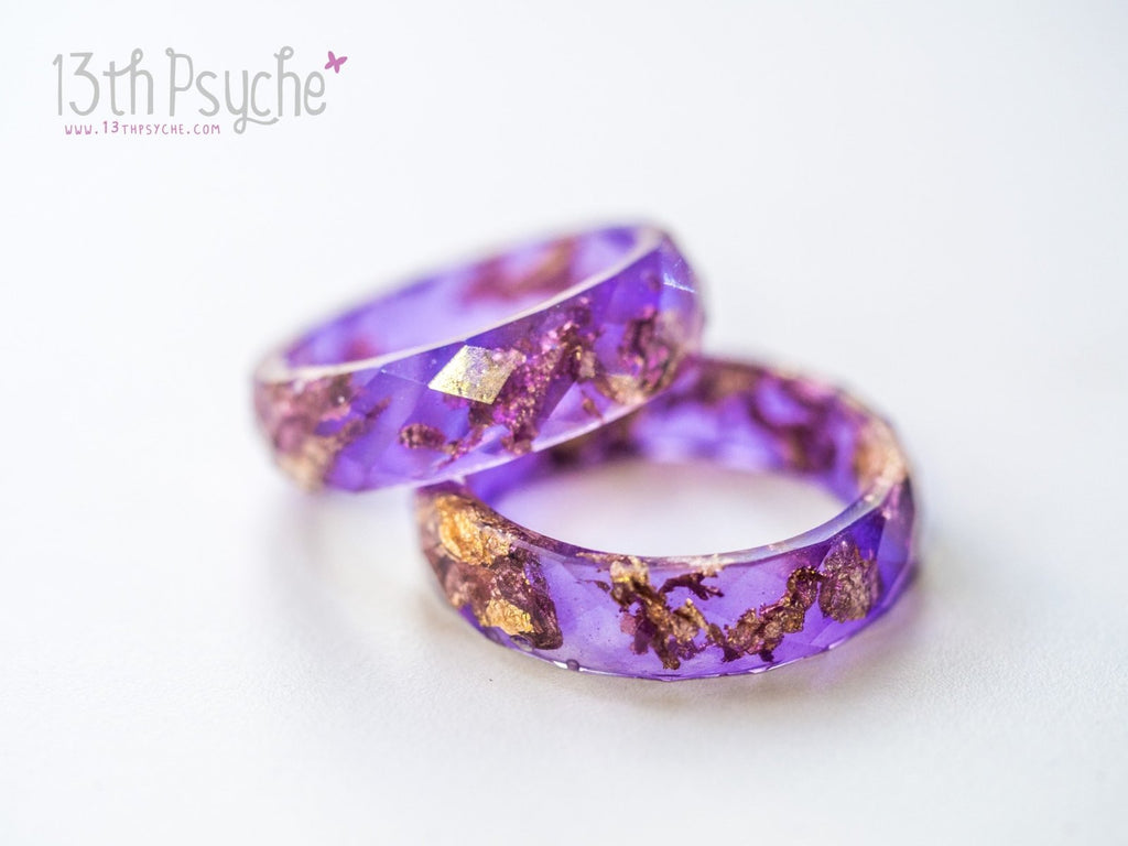 Anillo de resina facetada hecho a mano en color púrpura y escamas de oro - 13th Psyche