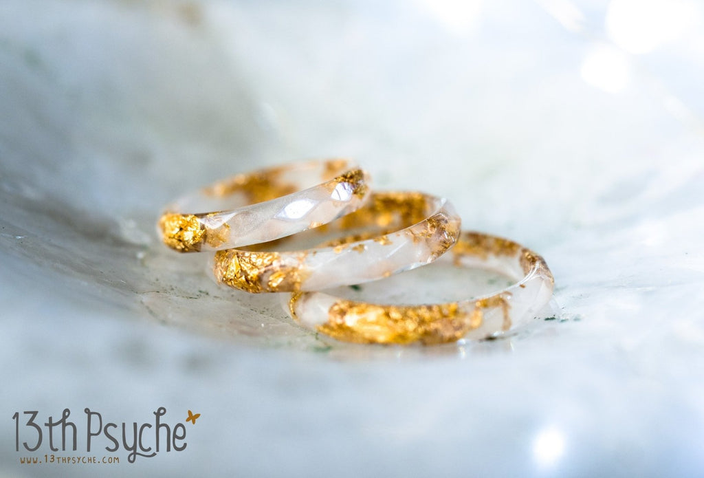 Handmade White and gold flakes faceted resin ring - 13th Psyche