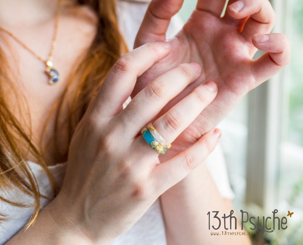 Handmade White and gold flakes faceted resin ring - 13th Psyche