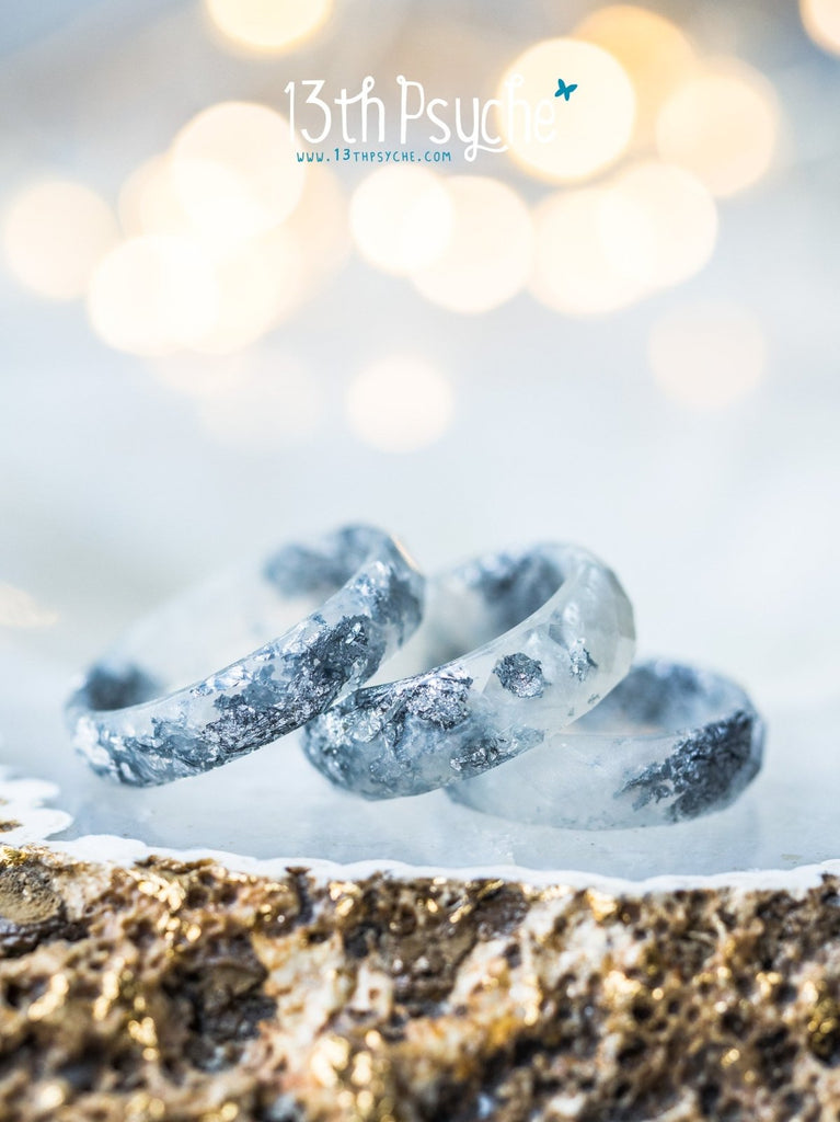 Anillo hecho a mano de resina facetada con perlas blancas y escamas de plata - 13th Psyche