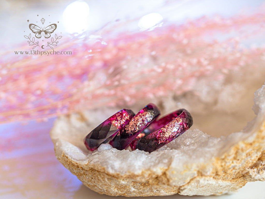 Handmade Black and Pink faceted resin ring with pink metallic flakes - 13th Psyche