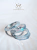 Anillo hecho a mano de resina facetada de color blanco hielo iridiscente con escamas de metal plateado - 13th Psyche